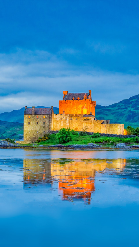 Illuminated Eilean Donan Castle at sunset, Scotland screenshot