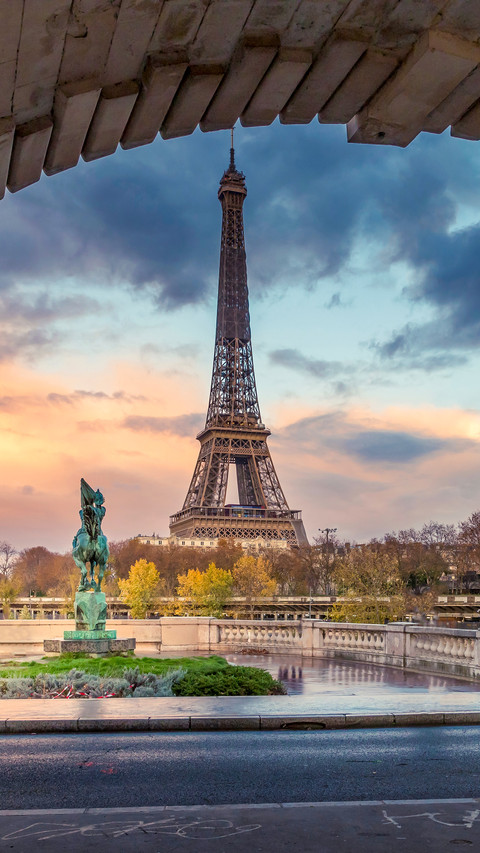 Eiffel tower seen from arch of Bir Hakeim bridge in Paris screenshot