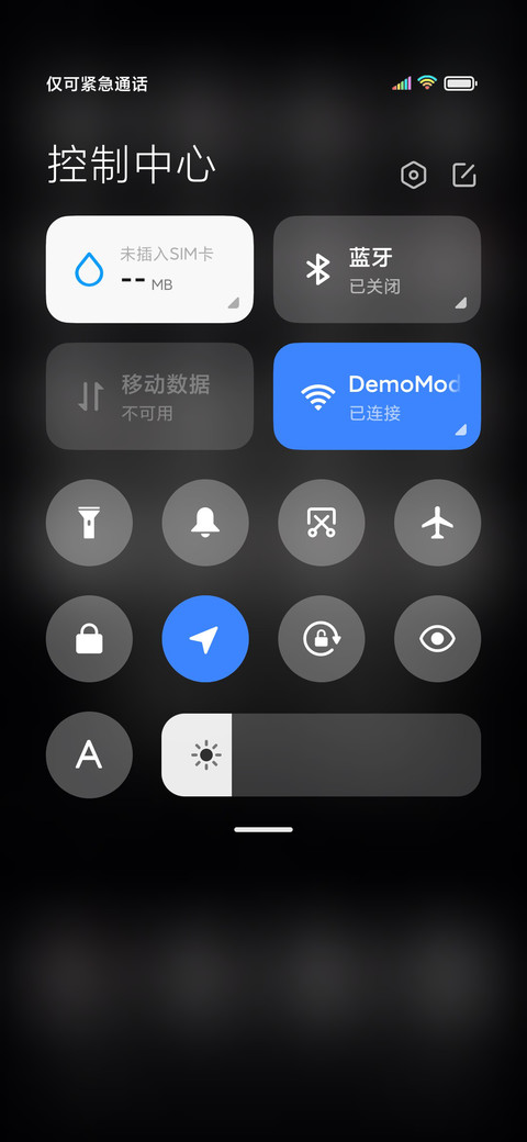 黑色乖巧宝宝看手机 screenshot