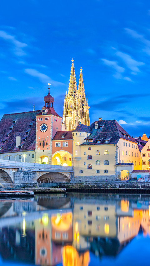 Historical Stone Bridge, in the evening, Regensburg, Germany screenshot