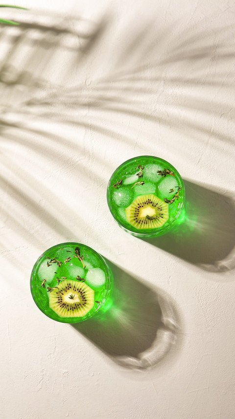 Two Green Drinks with Ice and Slice of Kiwi screenshot