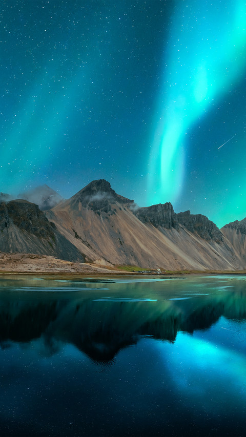 The northern lights above the mountains screenshot