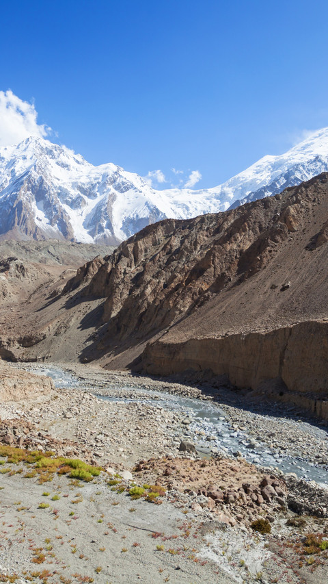 The snowcapped mountains of the tianshan mountains in screenshot