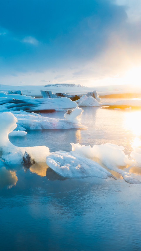 A floating iceberg at sunset screenshot