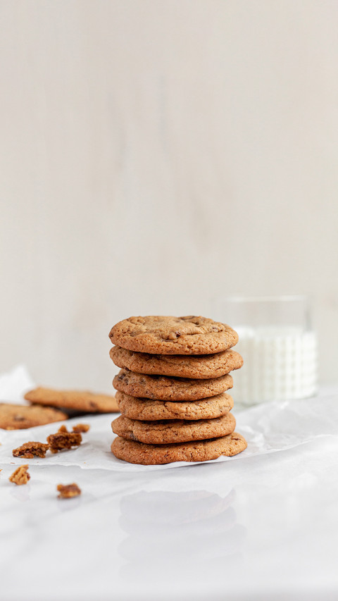 Chocolate chip cookies and milk screenshot