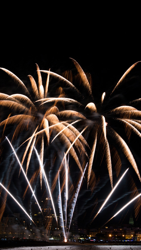 Fireworks towards the stars screenshot