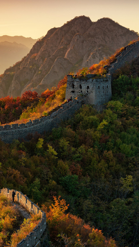 The great wall is ablaze with color in autumn screenshot
