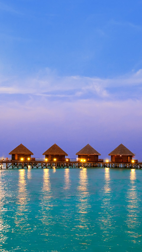 Island in ocean, Maldives. Night screenshot
