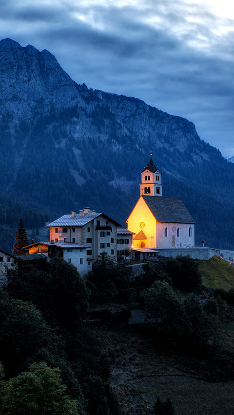 Dolomites, Colle Santa Lucia at sunrise, Italy screenshot