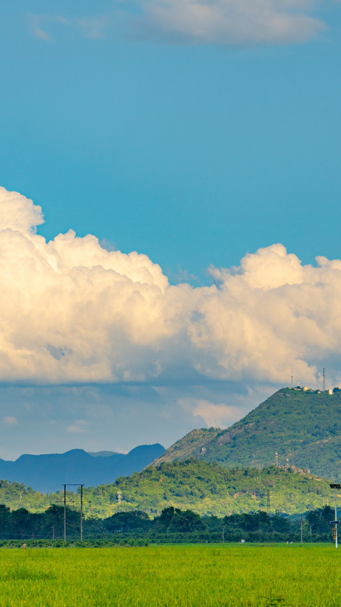 White clouds rolled over the green fields screenshot