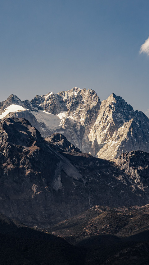 The jade dragon snow mountain is bathed in golden light screenshot