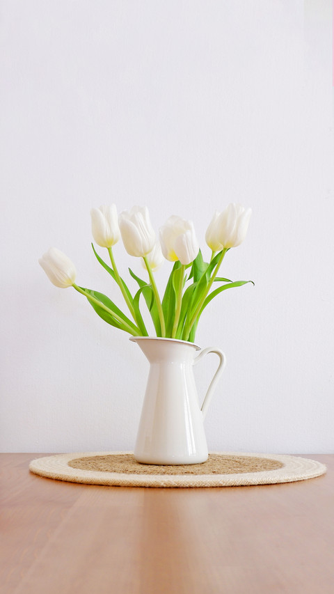 Beautiful bouquet of white tulips in white vase screenshot