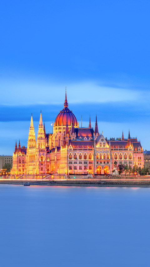 Budapest Parliament and Danube River Embankment screenshot