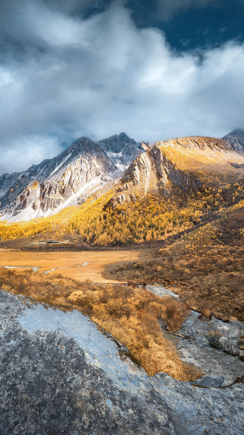 A magnificent picture of mountains and rivers screenshot