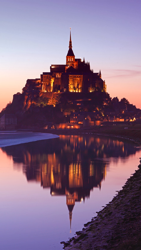 A silhouette of mont saintmichel screenshot