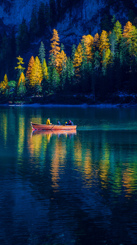 Lake in autumn screenshot