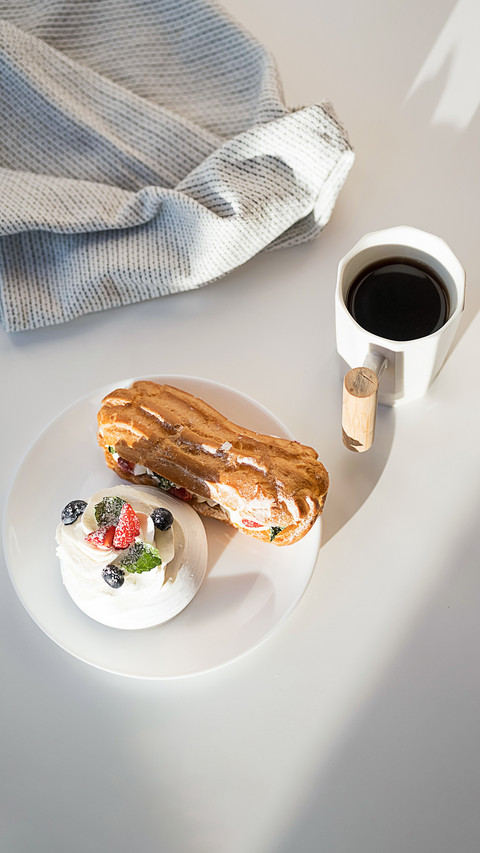 Sweet desserts with strawberry screenshot