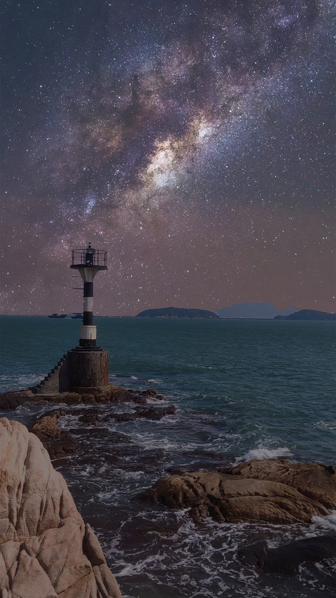 The lighthouse under the milky way screenshot