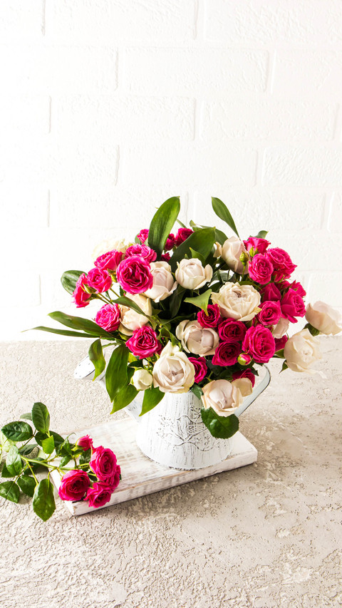 A beautiful bouquet of fresh garden roses screenshot