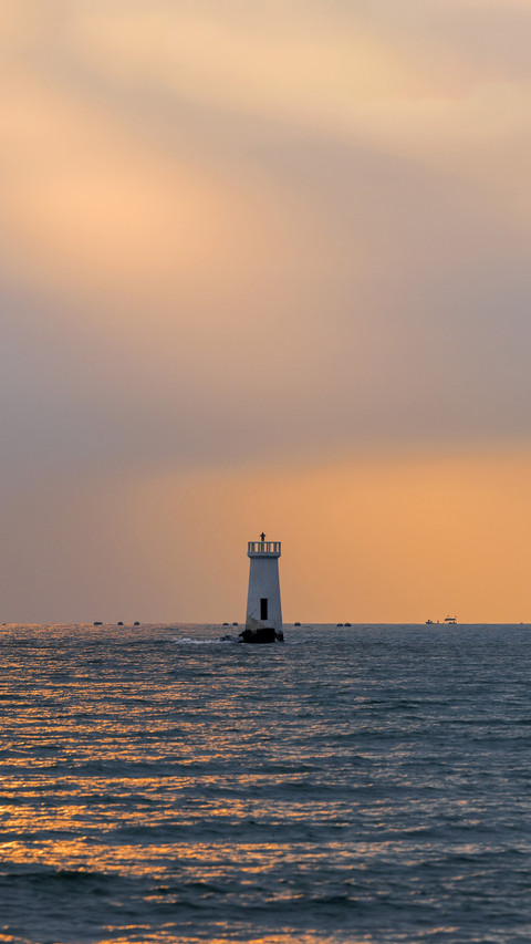 The lighthouse of Hainan Airlines in the sunset glow screenshot