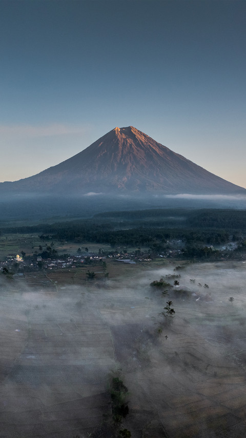 Morning mist in the volcanic town of indonesia 2 screenshot