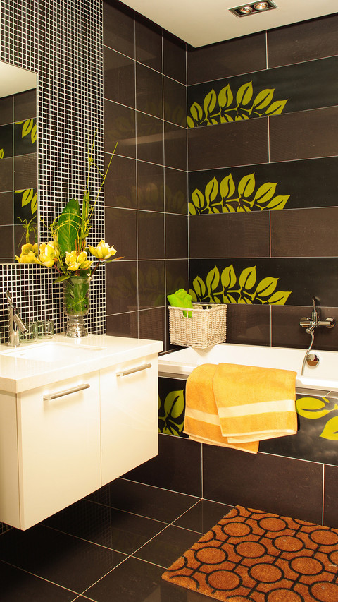 The bathroom is decorated like this screenshot