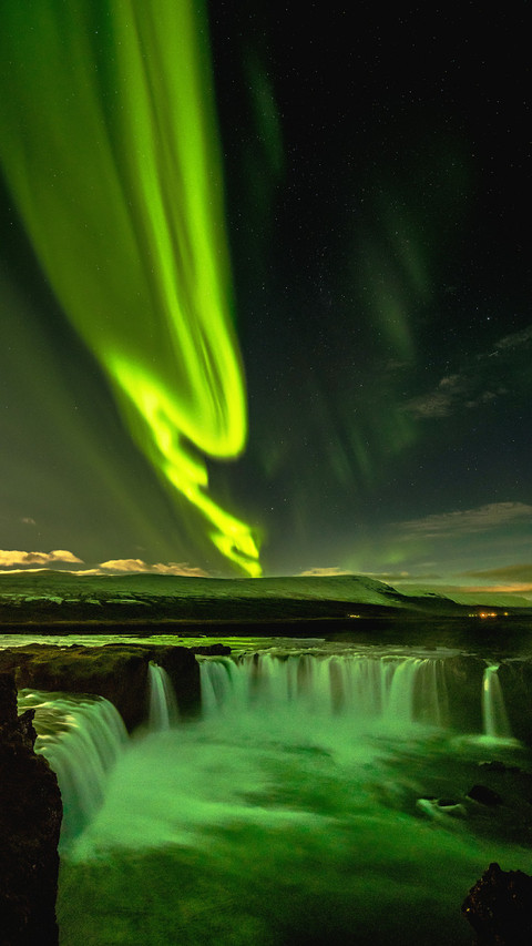 Beautiful Aurora Shining on The Earth screenshot