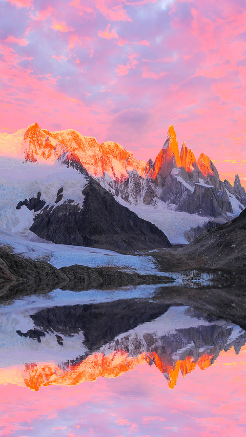 Cerro Torre mountain and lake at sunrise screenshot