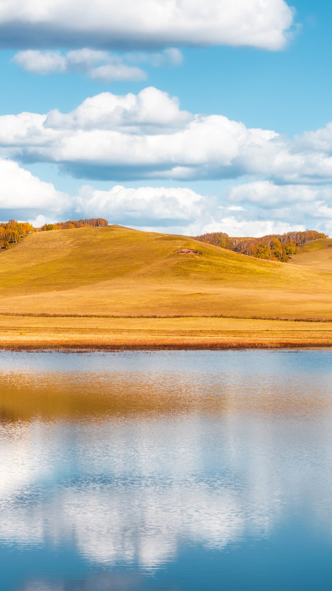 The autumn colors in the lake are reflected like a painting. screenshot
