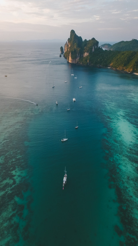 Boats in sea water screenshot