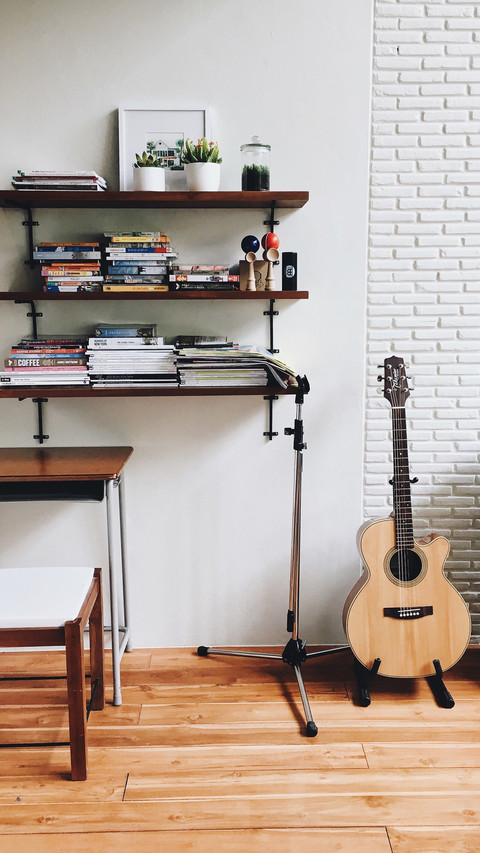 Retro music element apartment screenshot