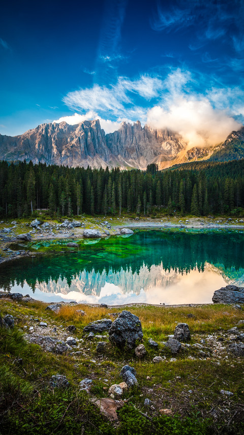 Karersee lake and dolomites in the morning italy screenshot