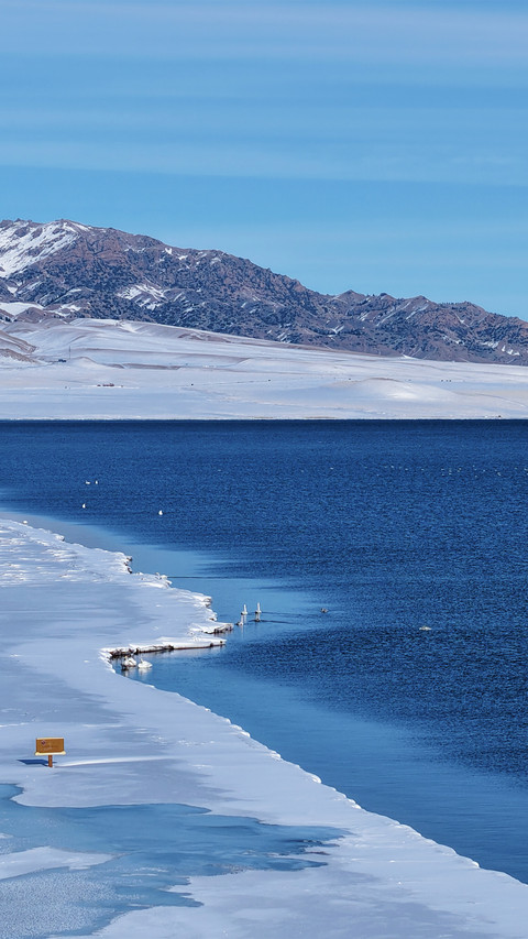 A blue lake in winter screenshot