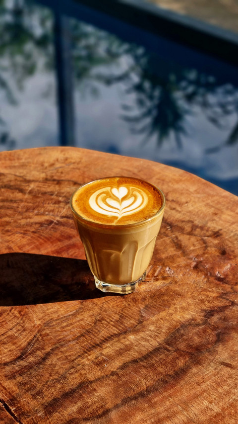Coffee with the outstanding art of milk foam screenshot