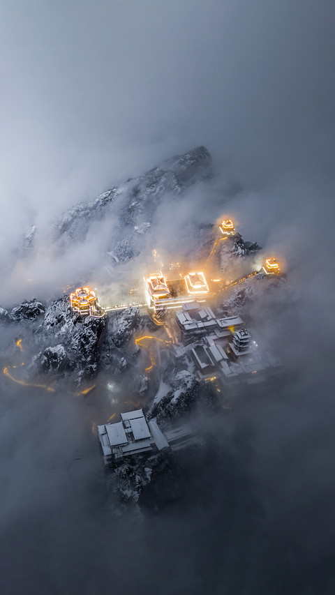 The mist embraces the dust and immortals between the screenshot