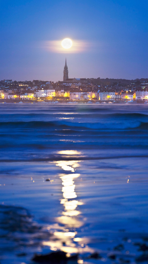 The waves under the moonlight screenshot