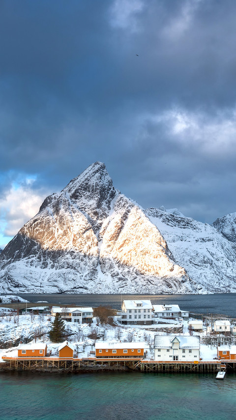 Traditional Norwegian fisherman's cabins screenshot