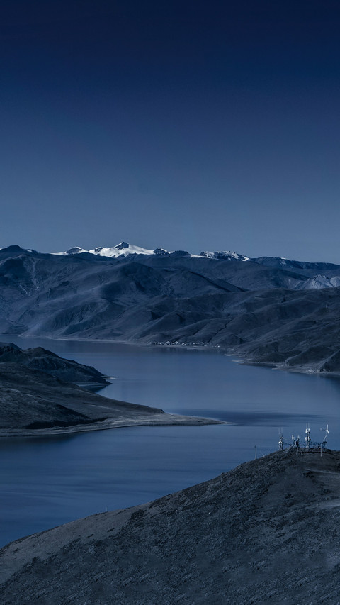 The moonlight pours down on yamdrok yumtso lake making it screenshot