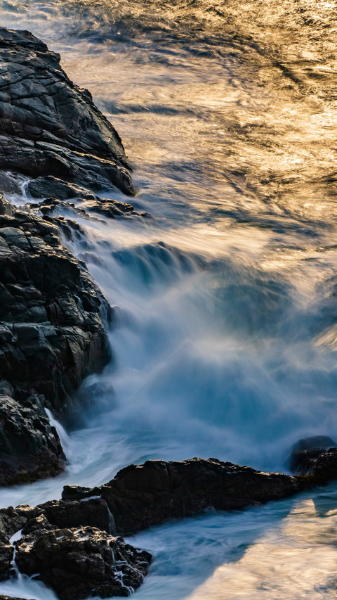 Soft waves gently touch the shore in Sanya at dawn. screenshot