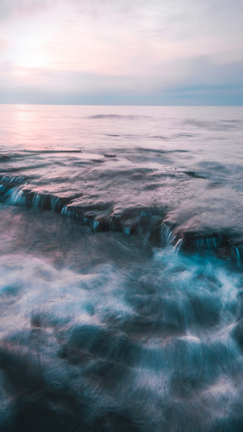 The rocks on Wuzhizhou Island surge with waves screenshot