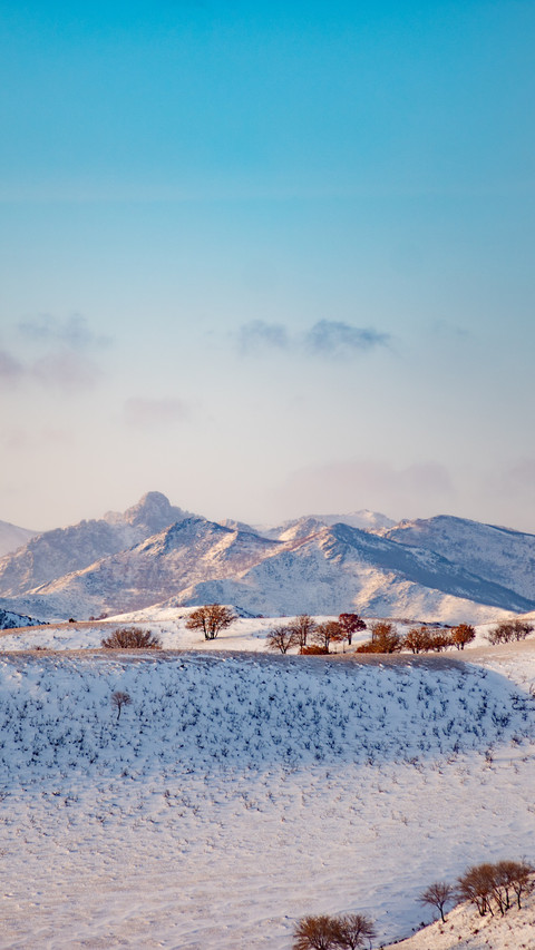 Snow falling on the mountains is like a poem. screenshot