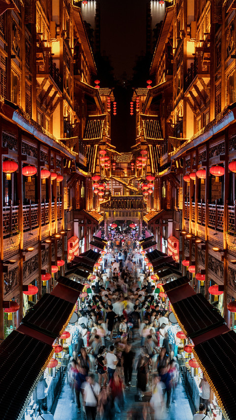 A Commercial Street With Many Tourists screenshot