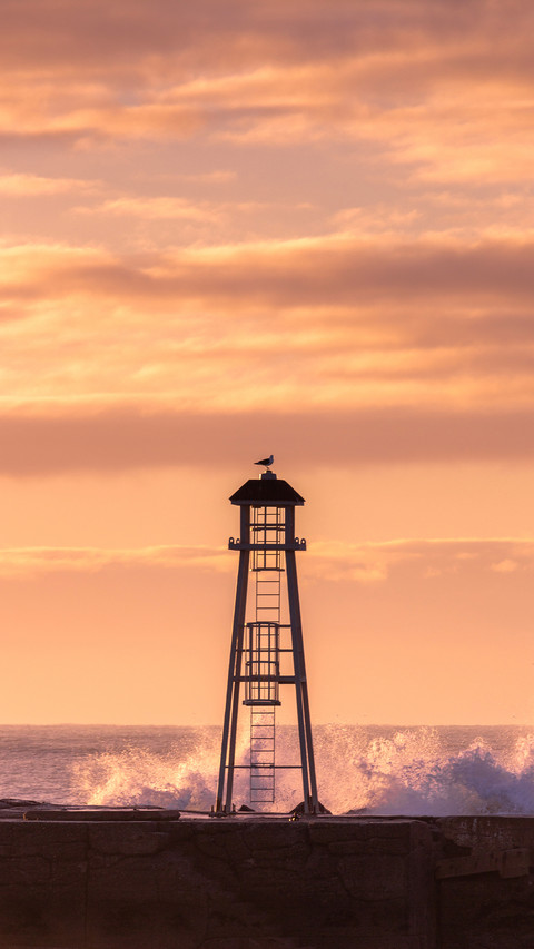 Oamaru lighthouse at sunrise screenshot
