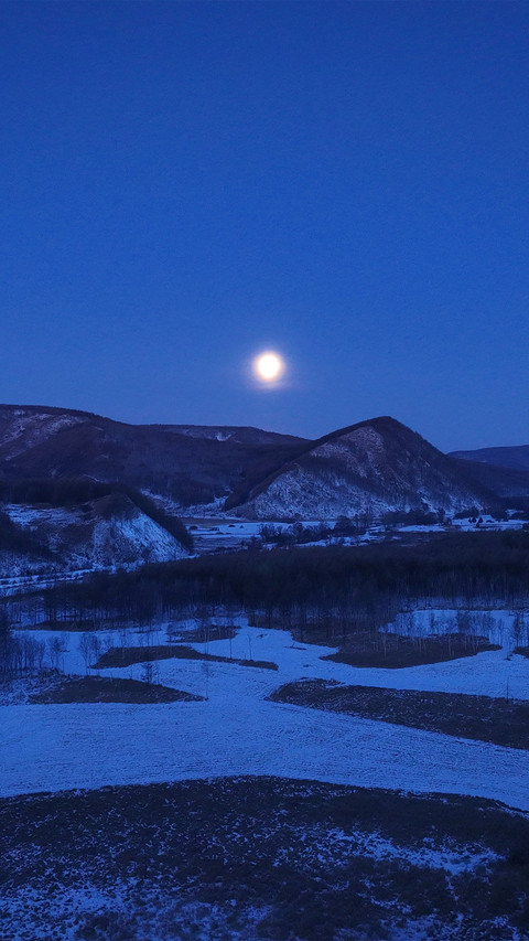 The moon rises and shines upon the mountains and rivers screenshot