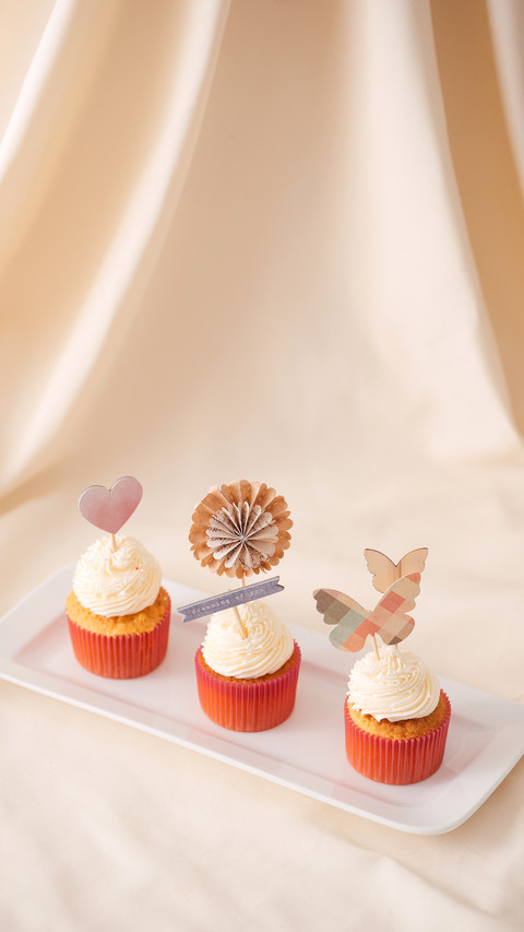 Tasty sweet pink cupcakes screenshot
