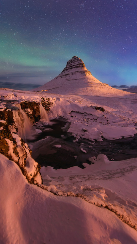 Night view of the Northern Lights Church Mountain in Iceland screenshot