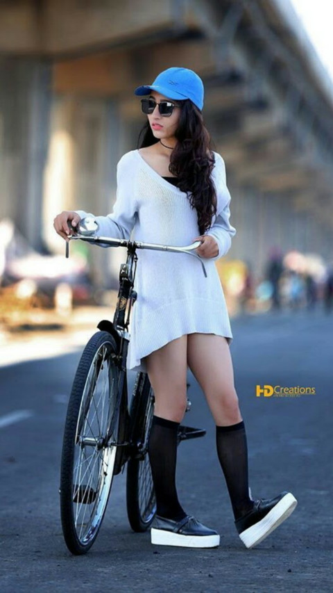 Girl with bycicle screenshot