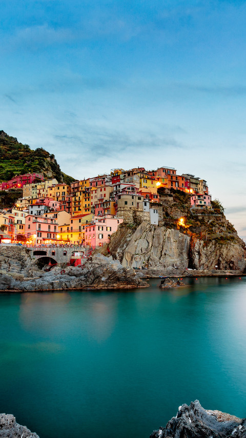 Cliffside charm, where colors meet the sea screenshot