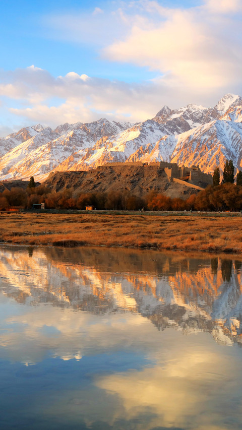 The mountains and rivers remain silent and the clouds are screenshot