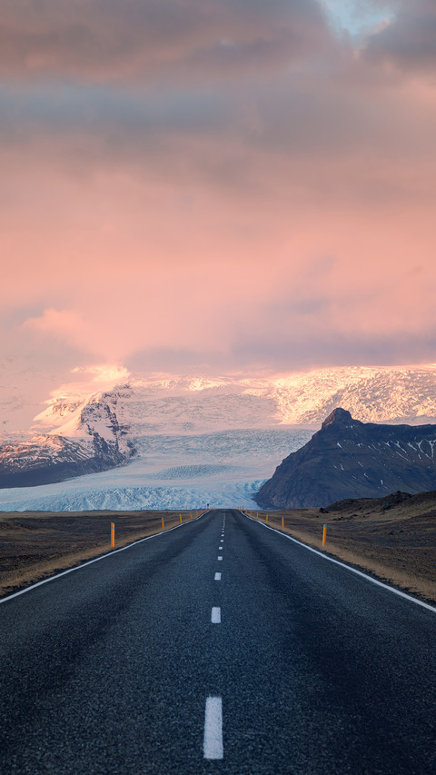 Road in Mountains in Iceland screenshot